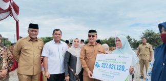 Bupati Ayah Wa Serahkan Santunan BPJS Ketenagakerjaan kepada Ahli Waris