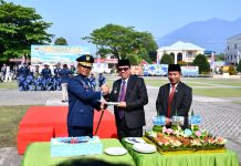 Upacara HUT ke-81 TNI, Danlanud RSA Terima Kue dan Tumpeng dari Natuna