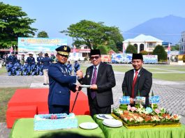 Upacara HUT ke-81 TNI, Danlanud RSA Terima Kue dan Tumpeng dari Natuna