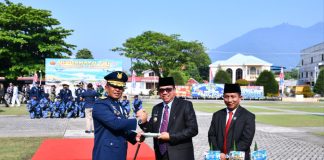 Upacara HUT ke-81 TNI, Danlanud RSA Terima Kue dan Tumpeng dari Natuna