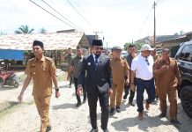Genjot Pembangunan, Bupati Al-Farlaky Mulai Aspal Jalan Sungai Raya–Gajah Mentah