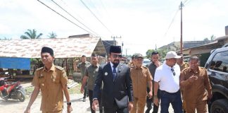 Genjot Pembangunan, Bupati Al-Farlaky Mulai Aspal Jalan Sungai Raya–Gajah Mentah