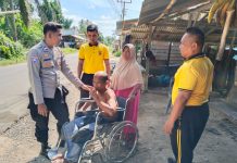 Ketika Polisi Hadir Membawa Kepedulian, Kapolsek Banda Alam Antar Kursi Roda Buat Penderita Stroke