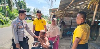 Ketika Polisi Hadir Membawa Kepedulian, Kapolsek Banda Alam Antar Kursi Roda Buat Penderita Stroke