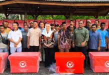 Jaga Kesegaran Hasil Tangkapan, Bupati Cen Sui Lan Serahkan 100 Fiber Box untuk Nelayan Natuna