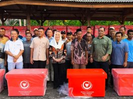 Jaga Kesegaran Hasil Tangkapan, Bupati Cen Sui Lan Serahkan 100 Fiber Box untuk Nelayan Natuna