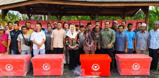 Jaga Kesegaran Hasil Tangkapan, Bupati Cen Sui Lan Serahkan 100 Fiber Box untuk Nelayan Natuna