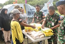 Lanud RSA Natuna Perkuat Pembinaan Teritorial di Kampung Tua Penagi Lewat Sembako Murah