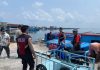 Tak Sekadar Patroli, Polisi Bantu Aktivitas Warga di Pelabuhan Sedanau
