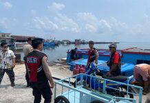 Tak Sekadar Patroli, Polisi Bantu Aktivitas Warga di Pelabuhan Sedanau