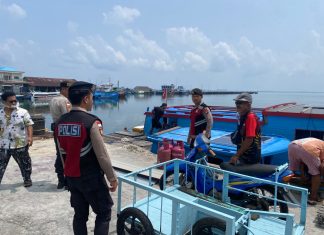 Tak Sekadar Patroli, Polisi Bantu Aktivitas Warga di Pelabuhan Sedanau