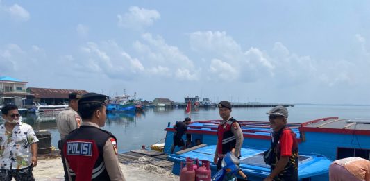 Tak Sekadar Patroli, Polisi Bantu Aktivitas Warga di Pelabuhan Sedanau