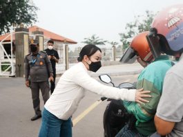 Peduli Kesehatan Warga di Tengah Kabut Asap, BP Batam Bagikan Masker