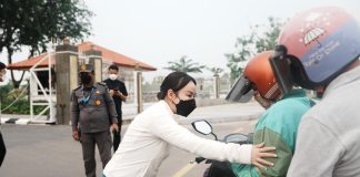 Peduli Kesehatan Warga di Tengah Kabut Asap, BP Batam Bagikan Masker