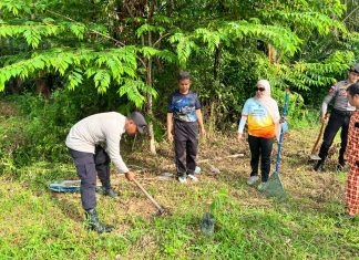 Polres Natuna Ajak Siswa SMPN 4 Bunguran Timur Cintai Alam Lewat Tanam Pohon Durian