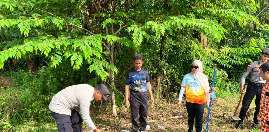 Polres Natuna Ajak Siswa SMPN 4 Bunguran Timur Cintai Alam Lewat Tanam Pohon Durian