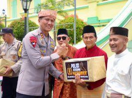 Kapolda Kepri Ziarah ke Pulau Penyengat, Salurkan Bansos kepada Masyarakat