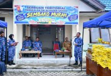 Serbuan Teritorial Lanud RSA Natuna Hadirkan Sembako Murah bagi Warga Desa Tapau