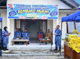 Serbuan Teritorial Lanud RSA Natuna Hadirkan Sembako Murah bagi Warga Desa Tapau
