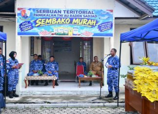 Serbuan Teritorial Lanud RSA Natuna Hadirkan Sembako Murah bagi Warga Desa Tapau