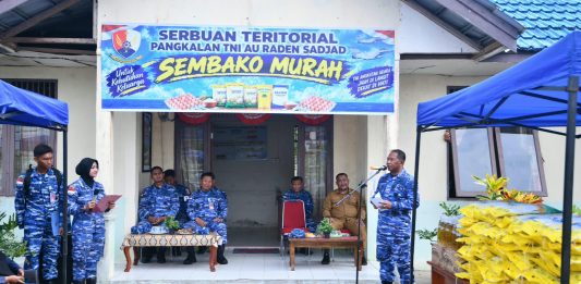 Serbuan Teritorial Lanud RSA Natuna Hadirkan Sembako Murah bagi Warga Desa Tapau