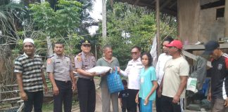 Kapolsek Idi Rayeuk dan Muspika Serahkan Bantuan untuk Warga Disabilitas