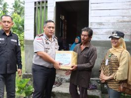 HUT ke-75 Humas Polri, Kapolres Natuna Berbagi Sembako dan Tali Asih untuk Warga