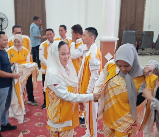 Lepas Kontingen Porprov VI Kepri, Bupati Cen Sui Lan Janjikan Bonus Atlet Berprestasi