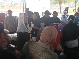 Di Tengah Hujan, Cen Sui Lan Turun ke Pasar Murah, Pastikan Warga Natuna Bisa Akses Pangan Terjangkau
