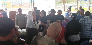 Di Tengah Hujan, Cen Sui Lan Turun ke Pasar Murah, Pastikan Warga Natuna Bisa Akses Pangan Terjangkau