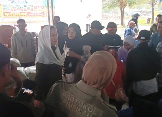 Di Tengah Hujan, Cen Sui Lan Turun ke Pasar Murah, Pastikan Warga Natuna Bisa Akses Pangan Terjangkau