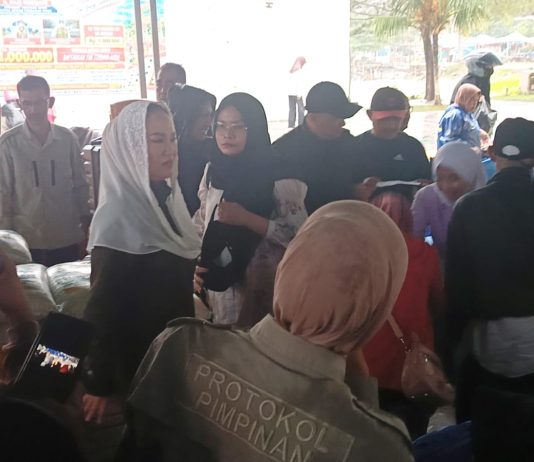 Di Tengah Hujan, Cen Sui Lan Turun ke Pasar Murah, Pastikan Warga Natuna Bisa Akses Pangan Terjangkau
