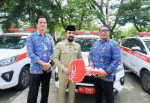 Bupati Al- Farlaky Serahkan 6 Armada Ambulans Baru untuk Puskemas