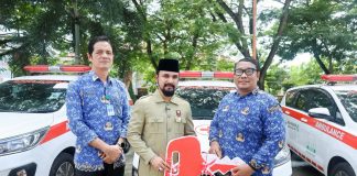 Bupati Al- Farlaky Serahkan 6 Armada Ambulans Baru untuk Puskemas