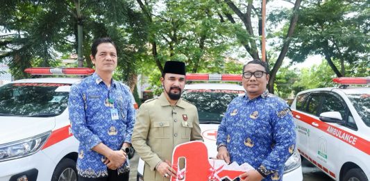 Bupati Al- Farlaky Serahkan 6 Armada Ambulans Baru untuk Puskemas