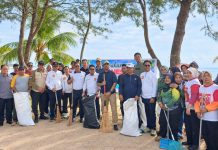 Tokoh Gerindra Turun ke Pantai Piwang, Semangat Gotong Royong Warnai HUT TNI dan Natuna