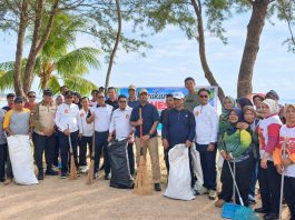 Tokoh Gerindra Turun ke Pantai Piwang, Semangat Gotong Royong Warnai HUT TNI dan Natuna