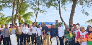 Tokoh Gerindra Turun ke Pantai Piwang, Semangat Gotong Royong Warnai HUT TNI dan Natuna