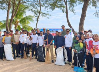 Tokoh Gerindra Turun ke Pantai Piwang, Semangat Gotong Royong Warnai HUT TNI dan Natuna