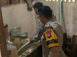 Sentuhan Kemanusiaan Polres Natuna, Aipda Ruddy Bantu Air Bersih untuk Ibu dan Bayi