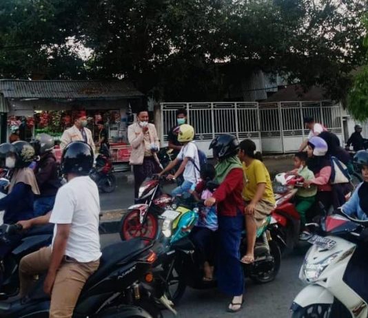 Peduli Warga Terdampak Kabut Asap Karhutla, PDPM Kota Baubau Salurkan 1.800 Masker