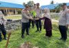 Polsek Bunguran Timur dan Murid SDN 012 Ranai Tanam 12 Pohon Buah, Tanamkan Kepedulian Lingkungan Sejak Dini