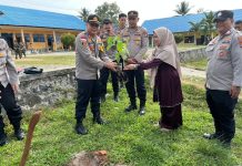 Polsek Bunguran Timur dan Murid SDN 012 Ranai Tanam 12 Pohon Buah, Tanamkan Kepedulian Lingkungan Sejak Dini