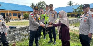 Polsek Bunguran Timur dan Murid SDN 012 Ranai Tanam 12 Pohon Buah, Tanamkan Kepedulian Lingkungan Sejak Dini